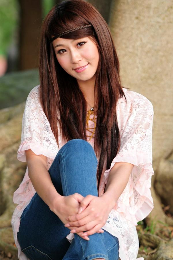   台湾正妹Winnie庄温妮户外街拍，紧身牛仔裤展现修长美腿，清新甜美气质写真集第45张图片