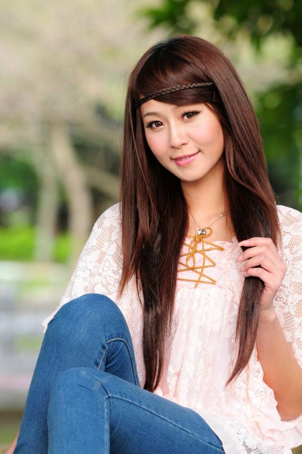    台湾正妹Winnie庄温妮户外街拍，紧身牛仔裤展现修长美腿，清新甜美气质写真集第46张图片
