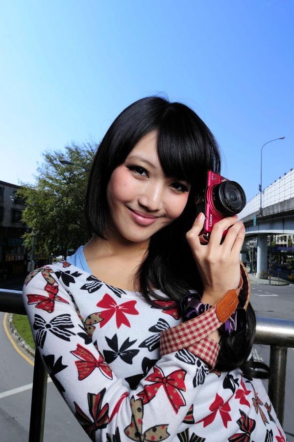    台湾正妹Jill陈玮廷《城南旧事》户外街拍写真，清新碎花裙展现修长美腿，充满都市复古时尚感第2张图片