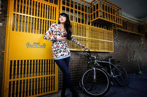    台湾正妹Jill陈玮廷《城南旧事》户外街拍写真，清新碎花裙展现修长美腿，充满都市复古时尚感第4张图片