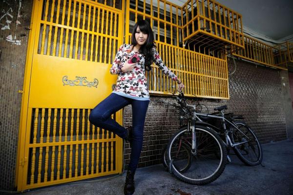    台湾正妹Jill陈玮廷《城南旧事》户外街拍写真，清新碎花裙展现修长美腿，充满都市复古时尚感第5张图片