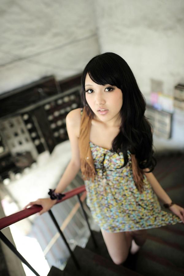    台湾正妹Jill陈玮廷《城南旧事》户外街拍写真，清新碎花裙展现修长美腿，充满都市复古时尚感第26张图片
