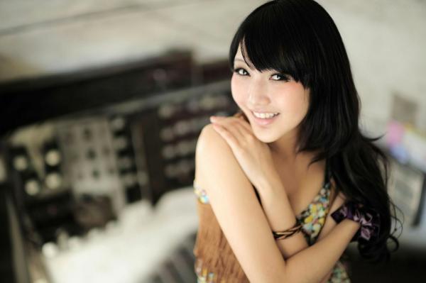    台湾正妹Jill陈玮廷《城南旧事》户外街拍写真，清新碎花裙展现修长美腿，充满都市复古时尚感第28张图片