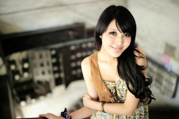    台湾正妹Jill陈玮廷《城南旧事》户外街拍写真，清新碎花裙展现修长美腿，充满都市复古时尚感第29张图片