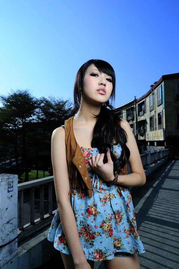    台湾正妹Jill陈玮廷《城南旧事》户外街拍写真，清新碎花裙展现修长美腿，充满都市复古时尚感第31张图片
