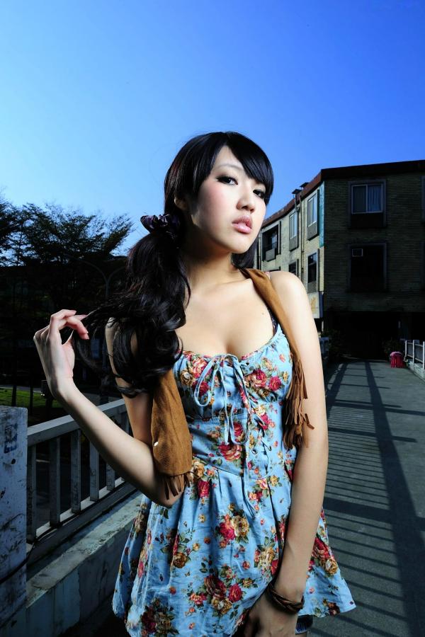    台湾正妹Jill陈玮廷《城南旧事》户外街拍写真，清新碎花裙展现修长美腿，充满都市复古时尚感第32张图片