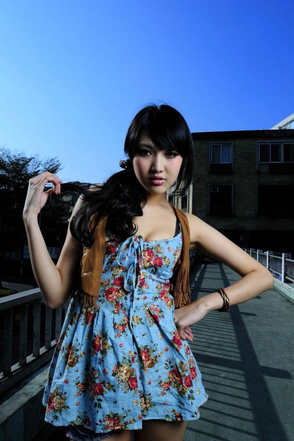    台湾正妹Jill陈玮廷《城南旧事》户外街拍写真，清新碎花裙展现修长美腿，充满都市复古时尚感第33张图片