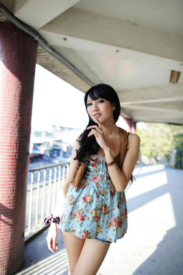    台湾正妹Jill陈玮廷《城南旧事》户外街拍写真，清新碎花裙展现修长美腿，充满都市复古时尚感第46张图片