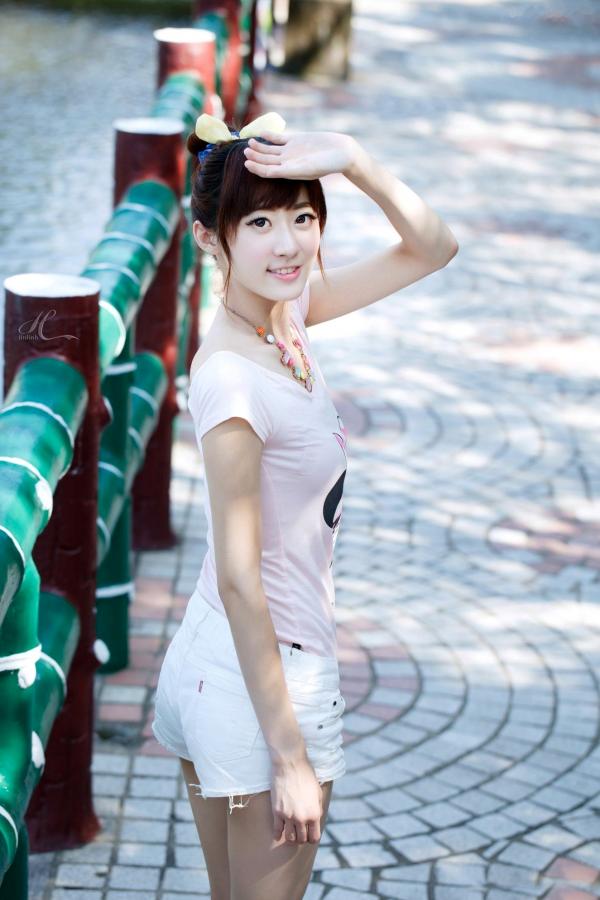    台湾正妹Queena林茉晶校园清新外拍写真集_活力青春风与甜美邻家气质展示第1张图片