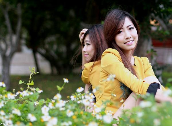    台湾正妹_极品清纯甜美台湾双胞胎姐妹花清新户外街拍写真，粉色外套黑裙美腿秀第1张图片