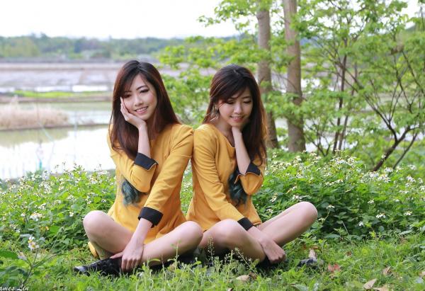    台湾正妹_极品清纯甜美台湾双胞胎姐妹花清新户外街拍写真，粉色外套黑裙美腿秀第2张图片