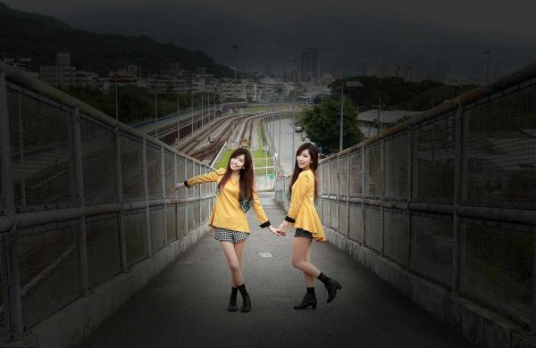    台湾正妹_极品清纯甜美台湾双胞胎姐妹花清新户外街拍写真，粉色外套黑裙美腿秀第5张图片