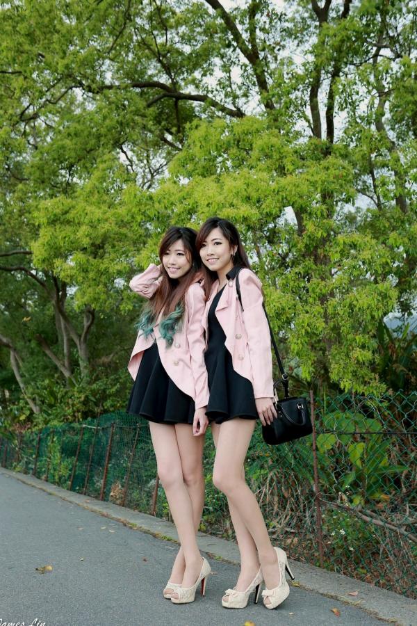    台湾正妹_极品清纯甜美台湾双胞胎姐妹花清新户外街拍写真，粉色外套黑裙美腿秀第25张图片