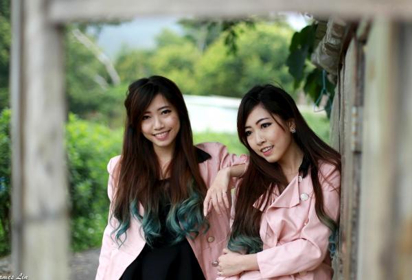    台湾正妹_极品清纯甜美台湾双胞胎姐妹花清新户外街拍写真，粉色外套黑裙美腿秀第30张图片
