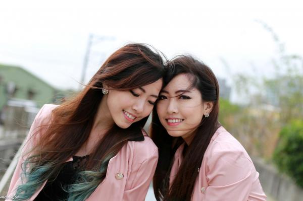    台湾正妹_极品清纯甜美台湾双胞胎姐妹花清新户外街拍写真，粉色外套黑裙美腿秀第38张图片