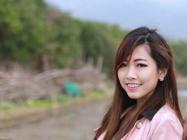    台湾正妹_极品清纯甜美台湾双胞胎姐妹花清新户外街拍写真，粉色外套黑裙美腿秀第40张图片