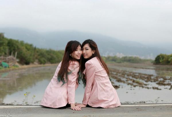    台湾正妹_极品清纯甜美台湾双胞胎姐妹花清新户外街拍写真，粉色外套黑裙美腿秀第43张图片