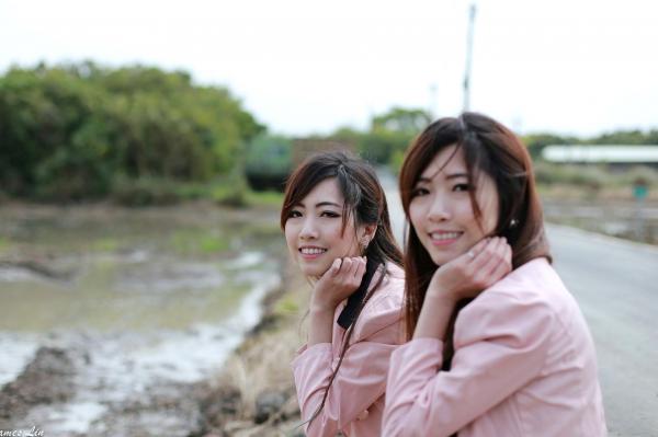    台湾正妹_极品清纯甜美台湾双胞胎姐妹花清新户外街拍写真，粉色外套黑裙美腿秀第58张图片