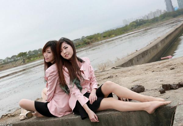    台湾正妹_极品清纯甜美台湾双胞胎姐妹花清新户外街拍写真，粉色外套黑裙美腿秀第59张图片