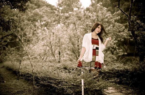    台湾正妹张齐郡JULIE《踏青》户外清纯甜美写真，清新治愈系街拍女神第16张图片