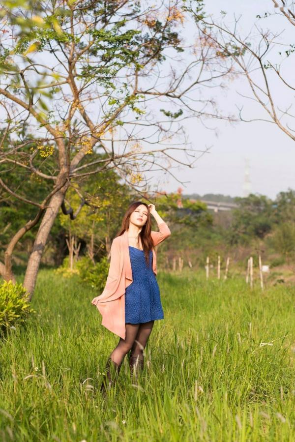    台湾正妹张齐郡JULIE《踏青》户外清纯甜美写真，清新治愈系街拍女神第30张图片