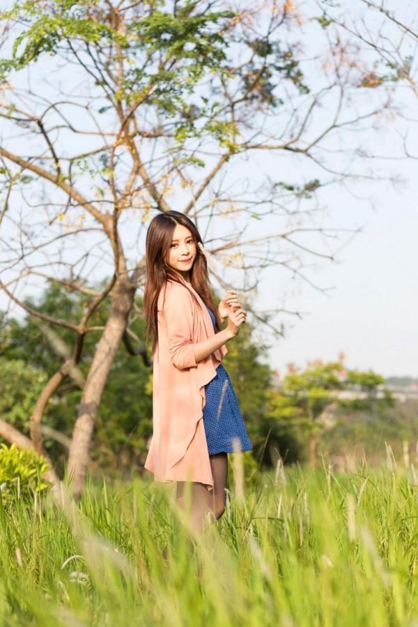    台湾正妹张齐郡JULIE《踏青》户外清纯甜美写真，清新治愈系街拍女神第31张图片