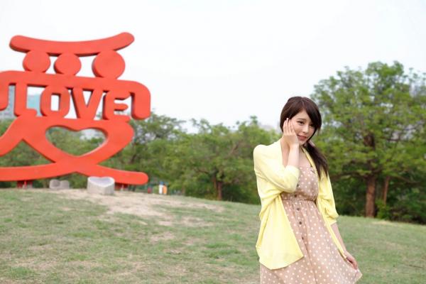    台湾正妹张齐郡JULIE《踏青》户外清纯甜美写真，清新治愈系街拍女神第43张图片