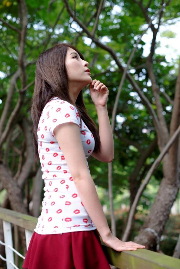    台湾正妹张齐郡JULIE《踏青》户外清纯甜美写真，清新治愈系街拍女神第69张图片