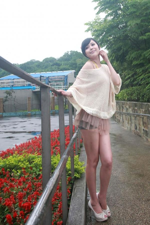    台湾美女杜可薇Avy户外清新写真，甜美镂空针织衫展现修长美腿，时尚街拍气质迷人第1张图片