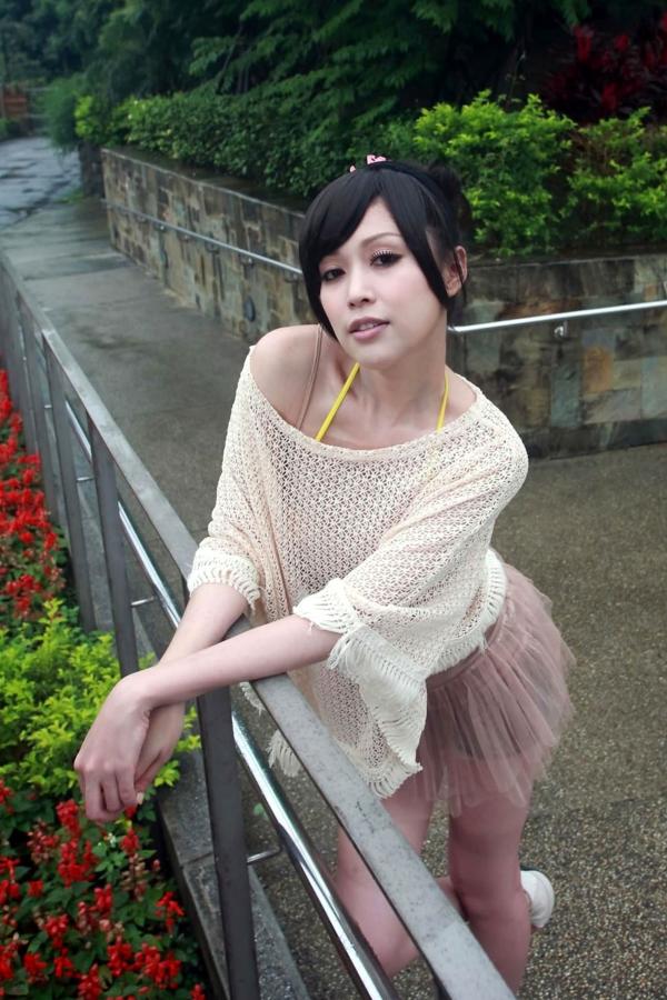    台湾美女杜可薇Avy户外清新写真，甜美镂空针织衫展现修长美腿，时尚街拍气质迷人第3张图片