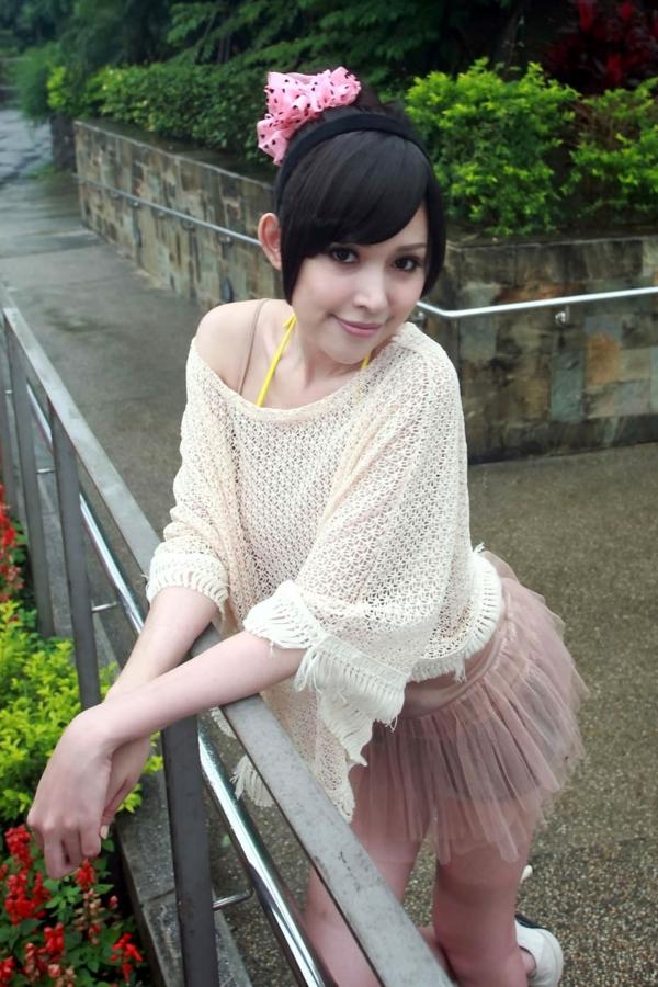    台湾美女杜可薇Avy户外清新写真，甜美镂空针织衫展现修长美腿，时尚街拍气质迷人第4张图片