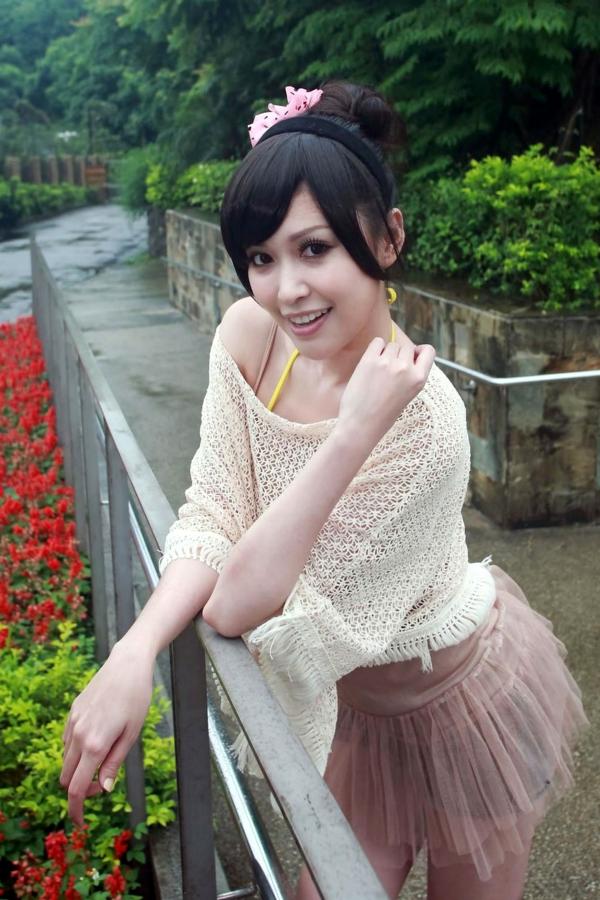    台湾美女杜可薇Avy户外清新写真，甜美镂空针织衫展现修长美腿，时尚街拍气质迷人第5张图片