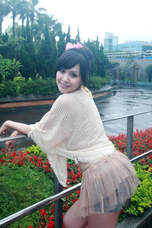    台湾美女杜可薇Avy户外清新写真，甜美镂空针织衫展现修长美腿，时尚街拍气质迷人第6张图片