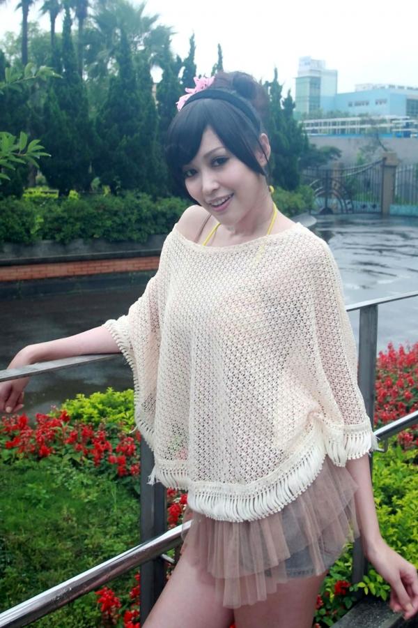    台湾美女杜可薇Avy户外清新写真，甜美镂空针织衫展现修长美腿，时尚街拍气质迷人第7张图片