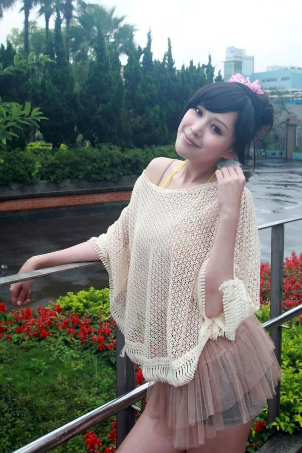    台湾美女杜可薇Avy户外清新写真，甜美镂空针织衫展现修长美腿，时尚街拍气质迷人第8张图片