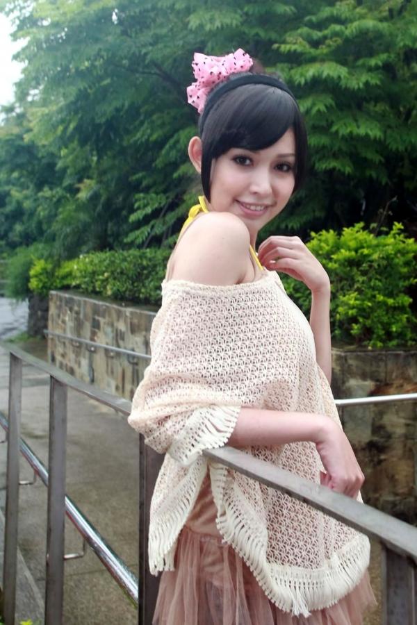    台湾美女杜可薇Avy户外清新写真，甜美镂空针织衫展现修长美腿，时尚街拍气质迷人第9张图片