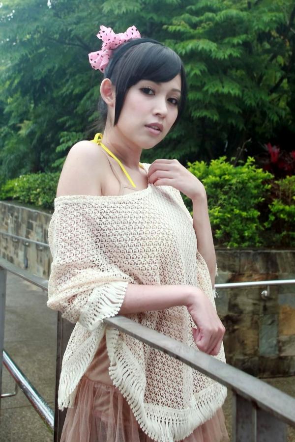    台湾美女杜可薇Avy户外清新写真，甜美镂空针织衫展现修长美腿，时尚街拍气质迷人第10张图片