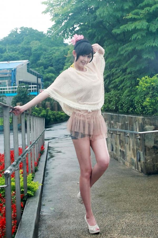    台湾美女杜可薇Avy户外清新写真，甜美镂空针织衫展现修长美腿，时尚街拍气质迷人第12张图片