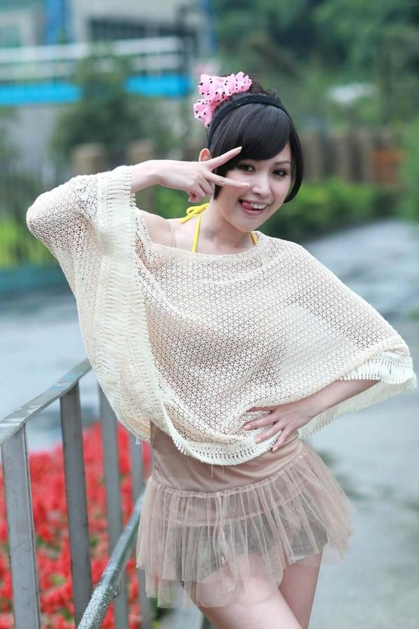    台湾美女杜可薇Avy户外清新写真，甜美镂空针织衫展现修长美腿，时尚街拍气质迷人第13张图片