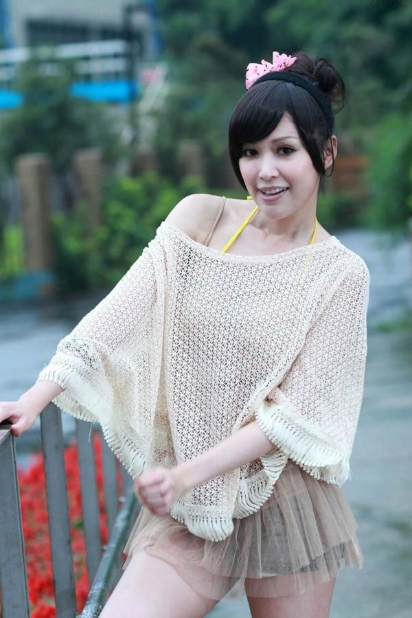    台湾美女杜可薇Avy户外清新写真，甜美镂空针织衫展现修长美腿，时尚街拍气质迷人第14张图片