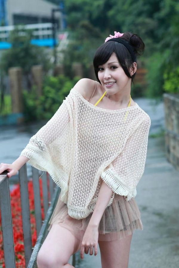    台湾美女杜可薇Avy户外清新写真，甜美镂空针织衫展现修长美腿，时尚街拍气质迷人第15张图片