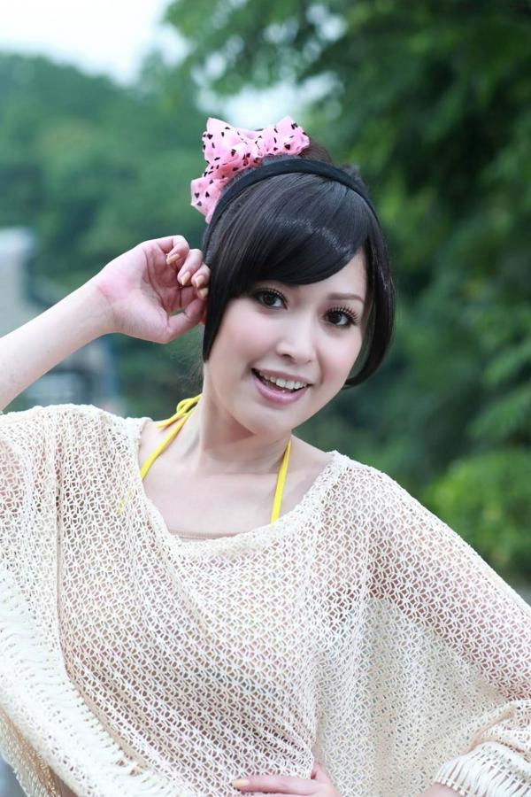    台湾美女杜可薇Avy户外清新写真，甜美镂空针织衫展现修长美腿，时尚街拍气质迷人第16张图片