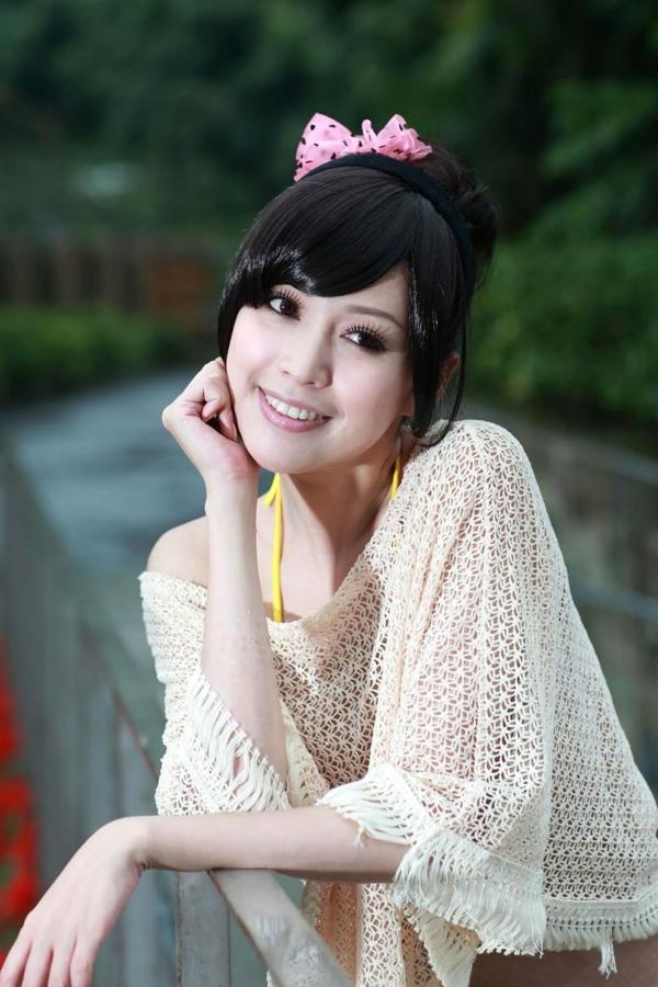    台湾美女杜可薇Avy户外清新写真，甜美镂空针织衫展现修长美腿，时尚街拍气质迷人第19张图片