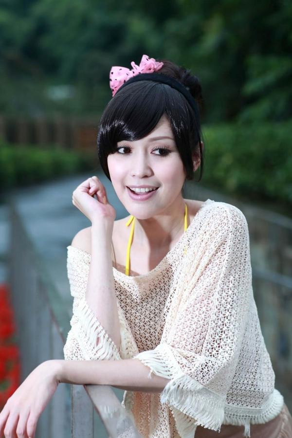    台湾美女杜可薇Avy户外清新写真，甜美镂空针织衫展现修长美腿，时尚街拍气质迷人第20张图片