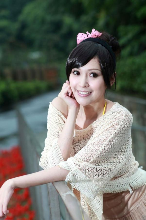    台湾美女杜可薇Avy户外清新写真，甜美镂空针织衫展现修长美腿，时尚街拍气质迷人第21张图片