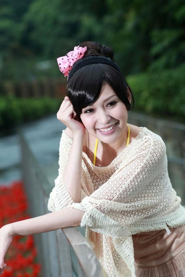    台湾美女杜可薇Avy户外清新写真，甜美镂空针织衫展现修长美腿，时尚街拍气质迷人第22张图片