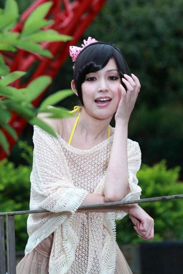    台湾美女杜可薇Avy户外清新写真，甜美镂空针织衫展现修长美腿，时尚街拍气质迷人第23张图片