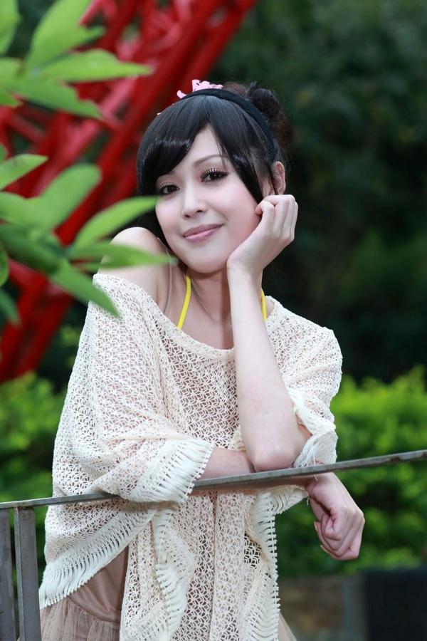    台湾美女杜可薇Avy户外清新写真，甜美镂空针织衫展现修长美腿，时尚街拍气质迷人第24张图片