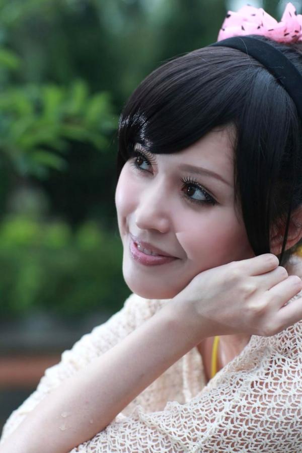    台湾美女杜可薇Avy户外清新写真，甜美镂空针织衫展现修长美腿，时尚街拍气质迷人第25张图片