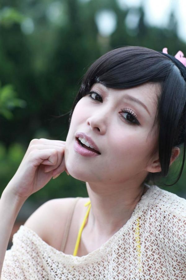    台湾美女杜可薇Avy户外清新写真，甜美镂空针织衫展现修长美腿，时尚街拍气质迷人第27张图片